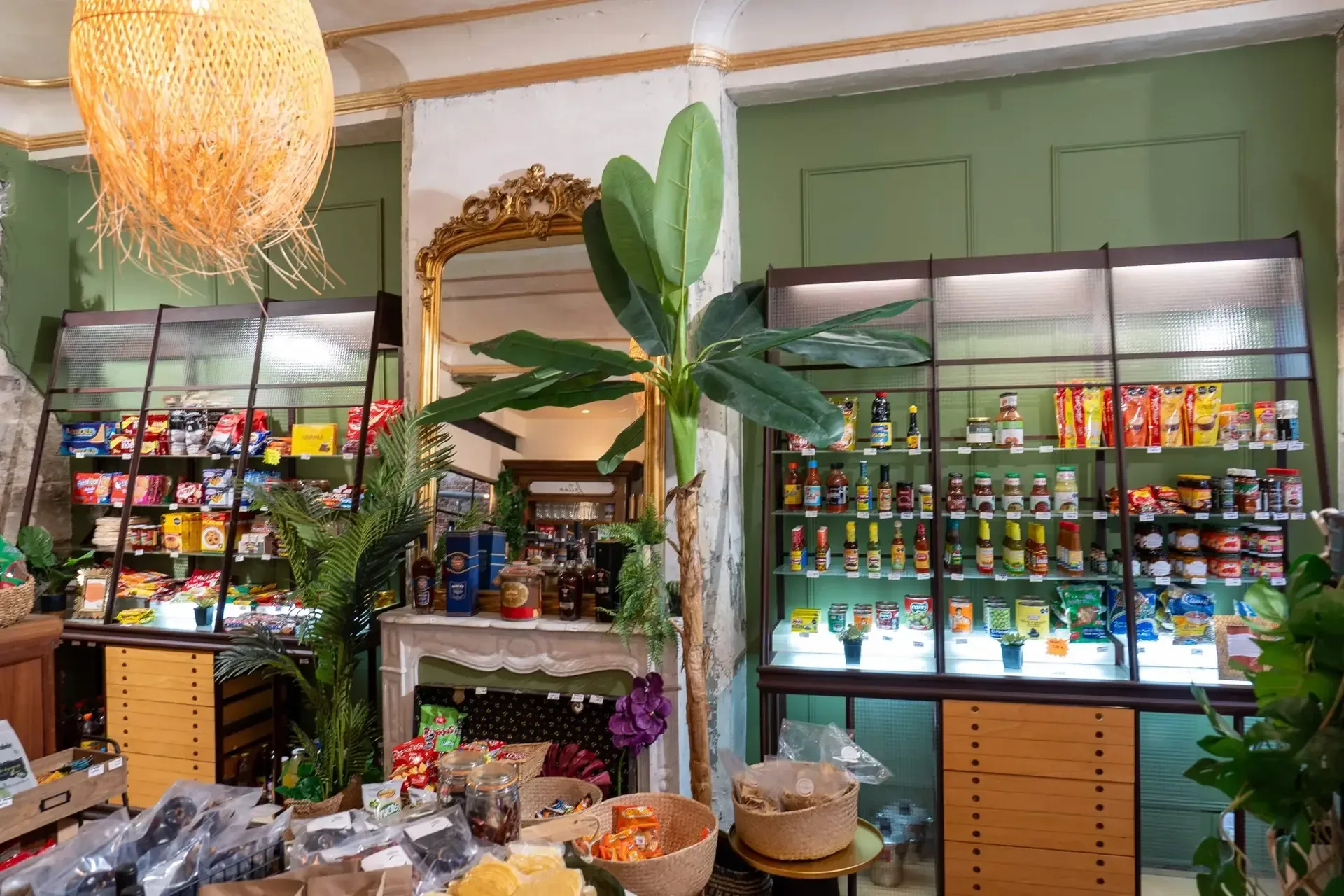 L'interieur de la boutique la comptoir latino à Rouen