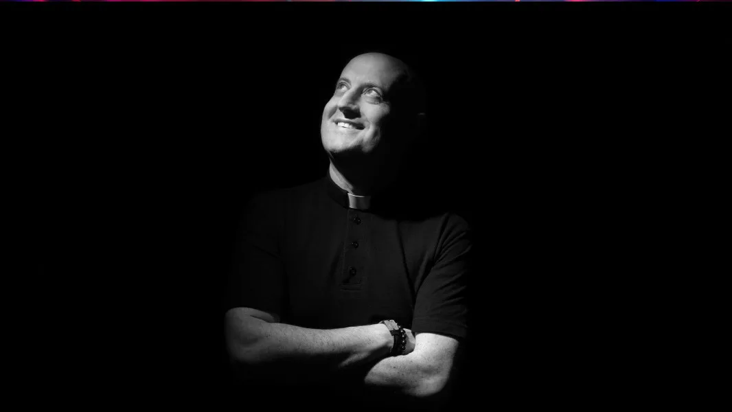 Padre Guilherme, le prêtre DJ aux 2,8 millions d&rsquo;abonnés, débarque à Rouen